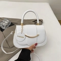 Bolso de hombro blanco con adorno de metal dorado elegante y etiqueta FASHION de cuero - Blanco