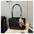 Borsa nera con trama a coccodrillo e un elegante foulard in seta sul manico da donna - Nero