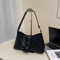 Sac sous le bras chic en cuir ciré noir avec anneaux dorés et large bandoulière mode - Noir