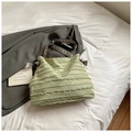 Grand sac cabas vert à franges avec bandoulière à motifs géométriques vue SKU - Vert