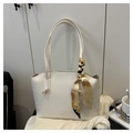 Borsa tote bianca effetto coccodrillo in ecopelle con elegante foulard di seta - Bianco