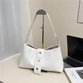 Sac à bandoulière blanc vintage punk avec œillets métalliques sur un bureau minimaliste - Blanc