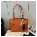 Borsa tote arancione con trama a coccodrillo e foulard di seta alla moda sul manico - Arancione