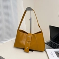 Sac à bandoulière baguette chic en cuir ciré jaune moutarde avec œillets métalliques - Marron