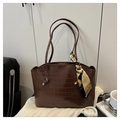 Borsa a mano marrone scuro con trama a coccodrillo, foulard di seta e doppi manici - Marrone