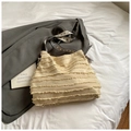 Grand sac fourre-tout beige élégant avec texture à franges et une sangle à motifs - Kaki