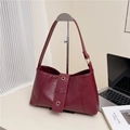 Retro burgundy shoulder bag in oil wax leather with metallic eyelets and sturdy strap - Red