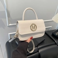 Bolso tipo caja de charol crema con emblema M dorado y una correa de hombro desmontable - Blanco