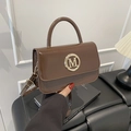 Bolso tipo caja de charol marrón con cierre dorado de logo M y correa ajustable - Marrón