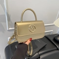 Borsa in pelle verniciata dorata con logo M, tracolla regolabile e manico rotondo - Oro
