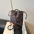 Sac seau tendance à imprimé léopard avec cordon de serrage et perles en métal argenté - Gris