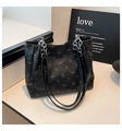 Détail du sac cabas noir avec bandoulière chaîne et motif de lapin LNBOE gaufré - Noir