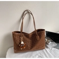 Vista detallada del bolso tote de ante con estampado de leopardo y colgante de osito - Con Colgante / Marrón