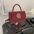Elegante borsa a mano in pelle verniciata bordeaux con logo M dorato e manico chic - Rosso