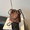 Leopard-Beuteltasche mit Kordelzug, Silberperlen und verstellbarem Umhängeriemen - Braun