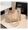 Détail du sac cabas crème en cuir grainé avec motifs animaux et bandoulière en chaîne - Blanc