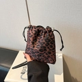Petit sac à bandoulière imprimé léopard avec cordon de serrage et aspect satiné - Marron