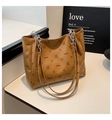 Détail du sac cabas marron à motif grainé avec bandoulière chaîne et imprimé lapin - Marron