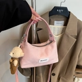 Rosa Wildleder-Handtasche in Faltenoptik mit Plüschbär-Anhänger und Schultergurt - Cord / Rosa (mit Anhänger)