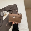 Beigefarbene Vanity Case Tasche aus Leder mit Herz-Reißverschluss und Tragegriff - Khaki