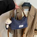 Blaue Denim-Hobo-Tasche mit braunem Lederriemen und weißem Bärenanhänger-Detail - Denim / Denim Braun (Mit Anhänger)