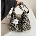 Dettaglio della borsa tote leopardata con tracolla larga e ciondolo di peluche - Cachi Con Ciondolo Stella