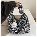 Dettaglio borsa hobo leopardata con tracolla larga e ciondolo mostro di peluche - Bianco (Con Pendente Cuore)
