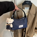 Dunkelblaue Denim-Handtasche in Knödelform mit MddJ37-Logo und Plüschbär-Anhänger - Denim / Denim Schwarz (Mit Anhänger)