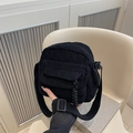 Borsa a tracolla quadrata in velluto a coste nero con tracolla regolabile - Nero
