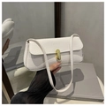 Detail der weißen Baguette-Tasche mit Krokodilprägung und goldenem Metallverschluss - Weiß