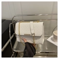 Gros plan du sac bandoulière blanc gaufré avec chaîne dorée et fermoir métallique - Blanc