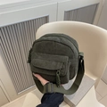 Borsa a mano quadrata minimalista in velluto a coste verde scuro con tracolla regolabile - Verde