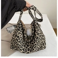 Borsa hobo con stampa leopardata, tracolla larga e ciondolo a forma di palla di peluche - Cachi Senza Ciondolo