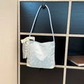Borsa tote in tela a quadretti blu con stampa a margherite e fiocco in pizzo bianco - Blu