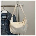 Dettaglio della borsa hobo in velluto a coste crema con trama a coste e tirazip intrecciato - Bianco