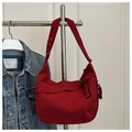 Dettaglio borsa hobo in velluto a coste rosso con tirante intrecciato e trama morbida - Rosso