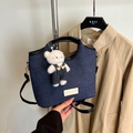 Mini sac seau en denim bleu foncé avec anses en cuir noir et breloque ours en peluche - Bleu/Noir Bordure (Noir avec Charm)
