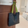 Cabas en toile à rayures noires et blanches avec anses vert vif sur poignée bois - Noir