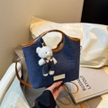 Sac seau en denim bleu foncé avec anses en cuir et charmant ours en peluche - Bleu/Brun Bordure (Brun avec Charm)