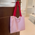Sac fourre-tout japonais en toile à rayures roses avec poignées rouges suspendu à une porte - Rose