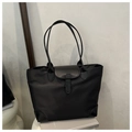 Detalle del bolso tote de nailon negro con esquinas y asas de cuero reforzadas - Negro