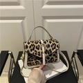 Borsa a tracolla leopardata con rifiniture in pelle beige e fibbia in metallo dorato - Bianco
