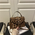 Borsa trendy con stampa leopardata, finiture in pelle marrone e fibbia dorata - Marrone