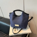 Sac seau en denim bleu foncé avec garniture en cuir noir et bandoulière réglable - Bleu/Noir Bordure (Noir)