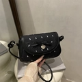 Petit sac bandoulière noir froissé avec motifs de nœuds blancs et pendentif cœur - Noir