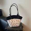 Bolso cubo minimalista con estampado de cerezas y asa de cuero negra con nudos - Negro