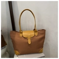 Detalle de bolso tote bicolor con ribete de cuero amarillo y tejido de nylon marrón - Marrón