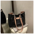 Dettaglio della borsa tote in pelle a scacchi con fodera rosa e tracolla a catena argento - Rosa