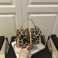 Borsa a tracolla beige con patta leopardata in pelo di cavallino e manico su sedia in pelle - Cachi