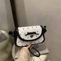 Petit sac à bandoulière contrasté noir et blanc avec nœuds et pendentif cœur - Blanc